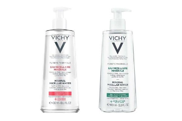 Hai chai nước tẩy trang Vichy với nhãn màu đỏ và xanh lá, dung tích 400ml, nắp bơm trắng.