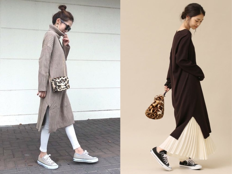 Hai người mặc áo len dài, một người phối quần legging trắng, người kia phối váy xếp ly và túi họa tiết.