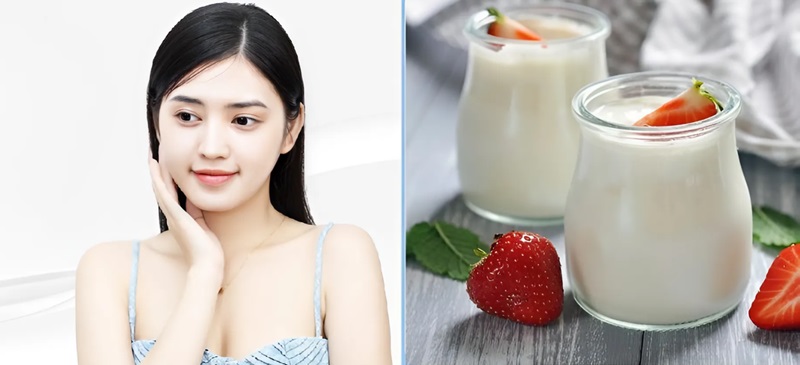 Người đang chạm vào má kết hợp với hình ảnh hai hũ sữa chua và dâu tây trên bàn gỗ.