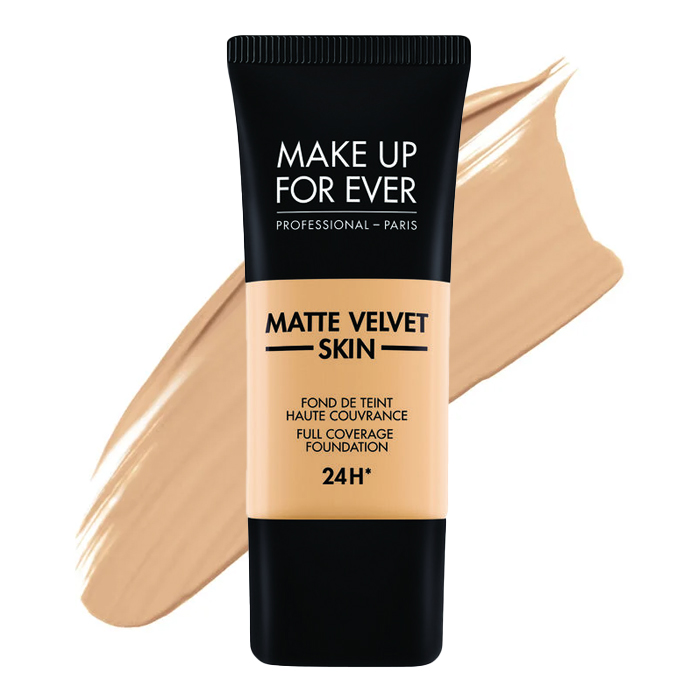 Kem Che Khuyết Điểm Tốt Nhất Cho Da Mụn: Lựa Chọn Hoàn Hảo Cho Bạn Gái 4 Tuýp kem nền Make Up For Ever Matte Velvet Skin đặt trên nền màu kem, dung tích 24 giờ.