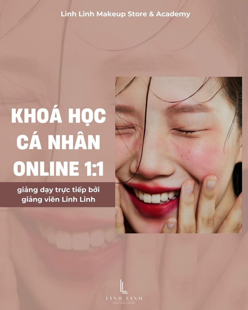 Biển quảng cáo khóa học trang điểm trực tuyến 1:1, với hình ảnh người phụ nữ đang cười và thông tin liên quan.