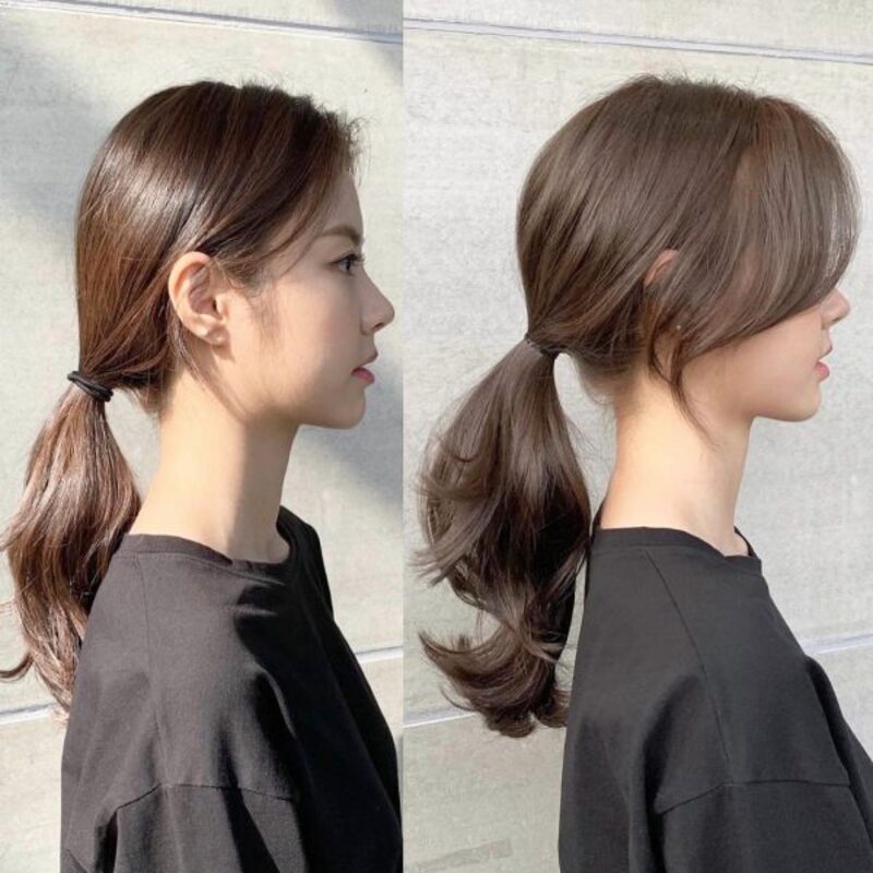 Hai kiểu tóc buộc đuôi ngựa, một thẳng và một xoăn, trên nền tường sáng.