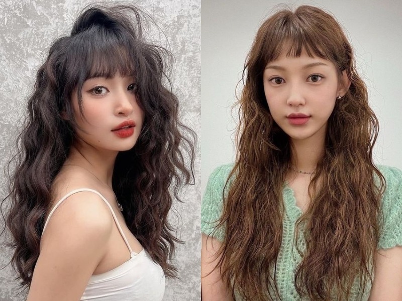 Hai người với kiểu tóc xoăn đang nhìn về phía máy ảnh, một người mặc áo trắng và người kia mặc áo xanh.