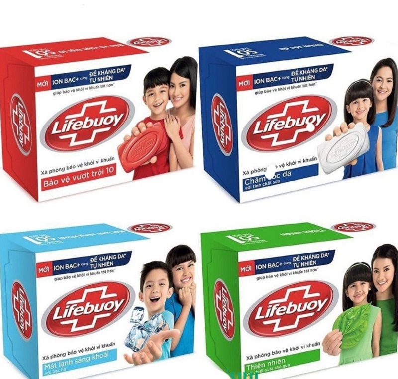 Bốn hộp xà phòng Lifebuoy với các màu sắc và hương thơm khác nhau, có hình ảnh người cầm bánh xà phòng.
