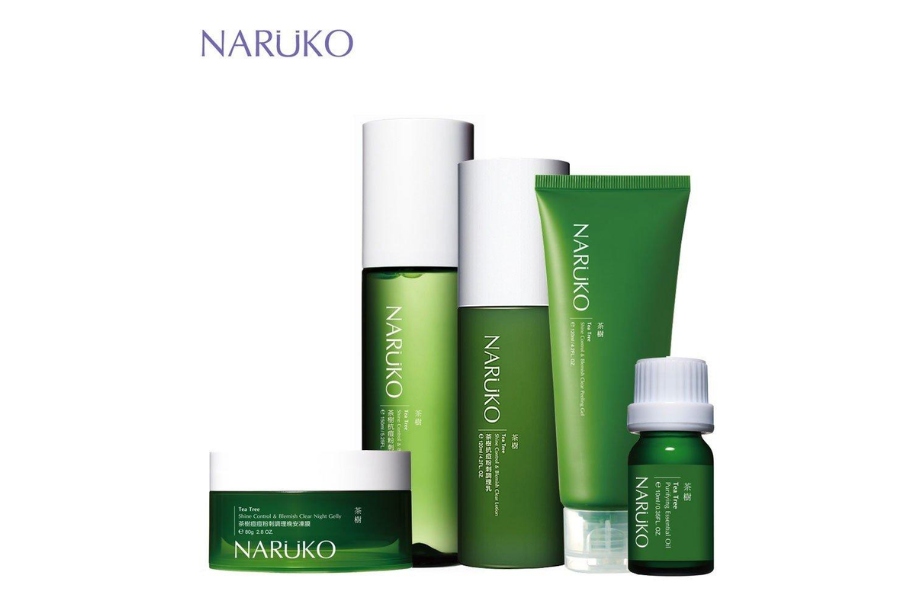 Bộ sản phẩm chăm sóc da Naruko, gồm nhiều chai và tuýp màu xanh lá với nắp trắng và xanh.