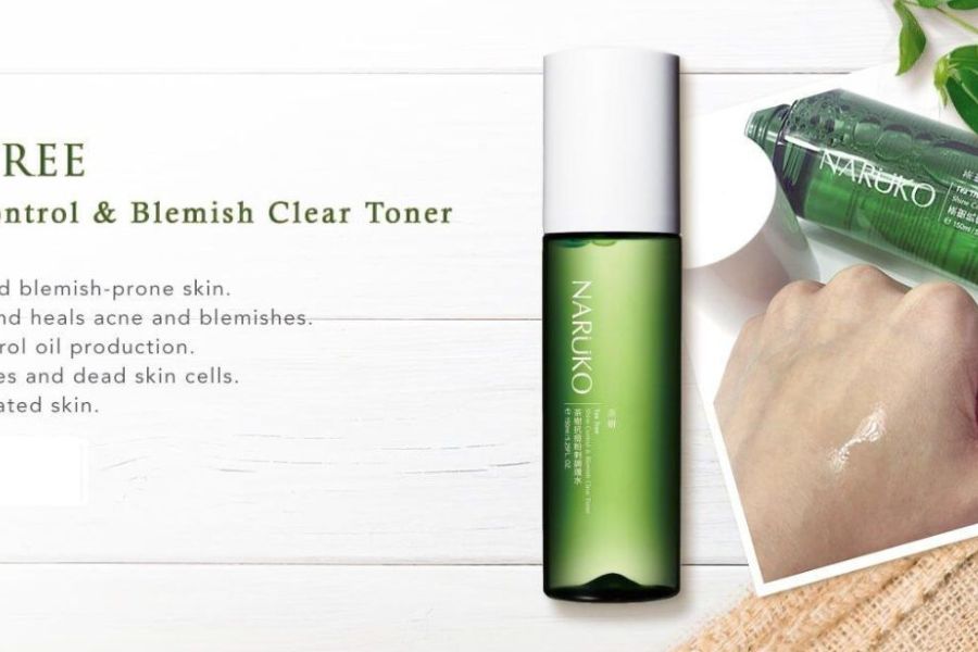 Chai toner màu xanh lá cây, nền trắng, có tay người thử sản phẩm trên da và văn bản mô tả công dụng sản phẩm.