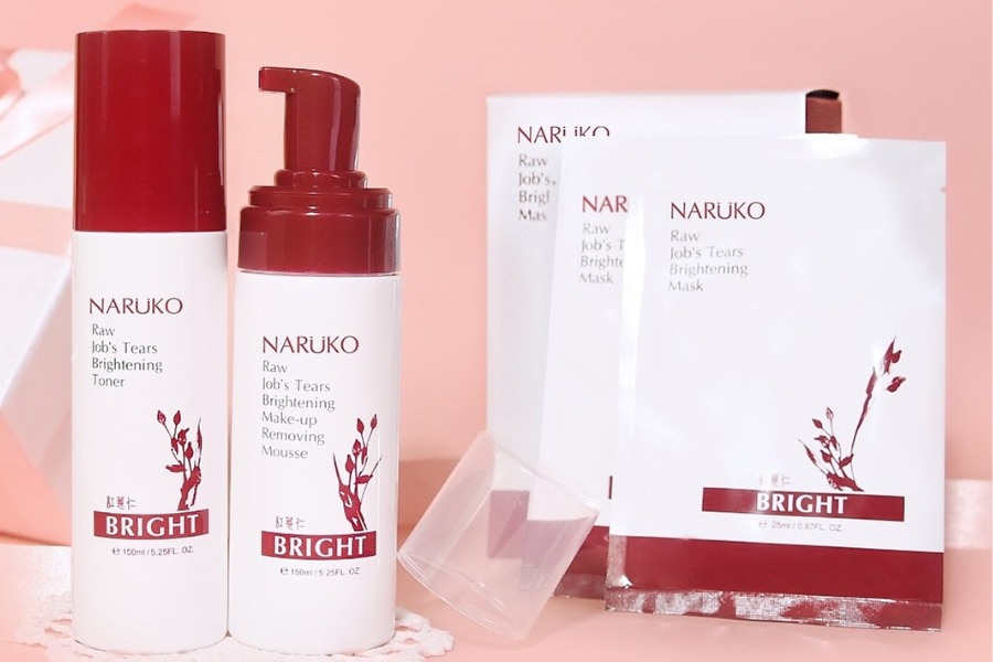 Bộ sản phẩm chăm sóc da gồm toner, mousse và mặt nạ, có nhãn hiệu Naruko, nền màu hồng nhạt.