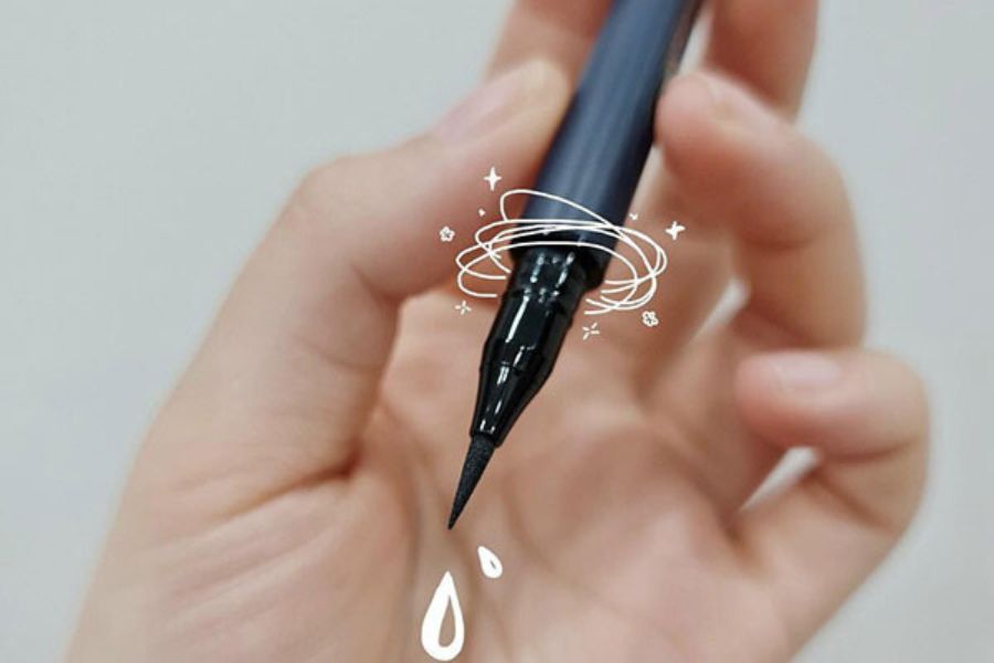 Tay cầm bút kẻ mắt màu đen với các họa tiết trang trí xung quanh ngòi bút.
