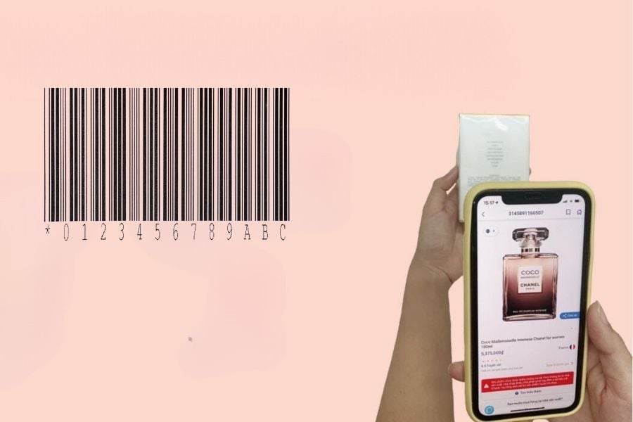 Người cầm hộp sản phẩm và điện thoại hiển thị thông tin nước hoa, bên cạnh là mã vạch trên nền màu hồng.
