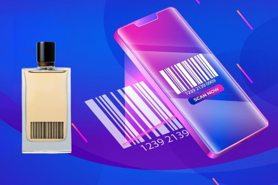Chai nước hoa và điện thoại hiển thị mã vạch trên nền xanh lam.
