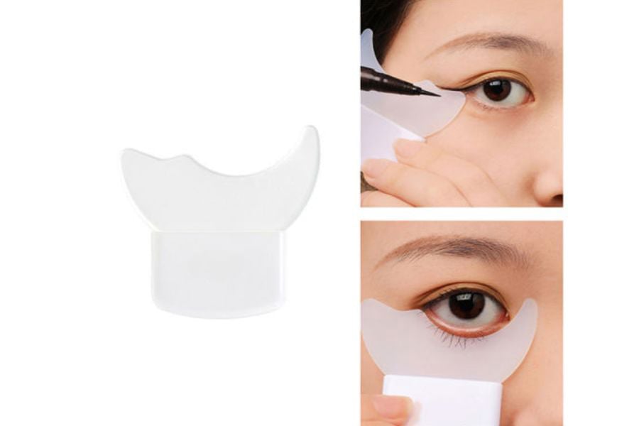 Dụng cụ kẻ mắt và cách sử dụng, với một người đang dùng nó để vẽ đường viền quanh mắt.