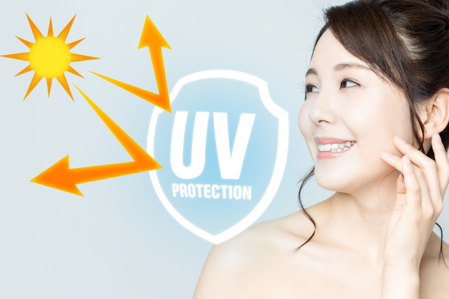 Người phụ nữ mỉm cười, bên cạnh là biểu tượng bảo vệ UV với mũi tên chỉ hướng từ mặt trời.
