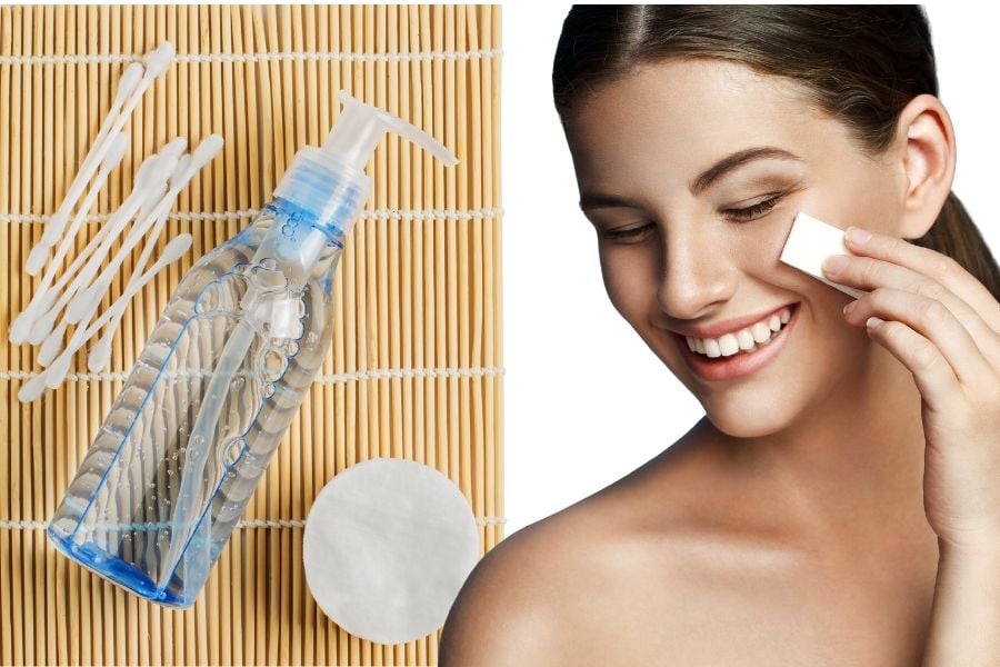 Chai nước tẩy trang và bông tẩy trang trên nền tre, bên cạnh là người đang dùng bông tẩy trang trên mặt.