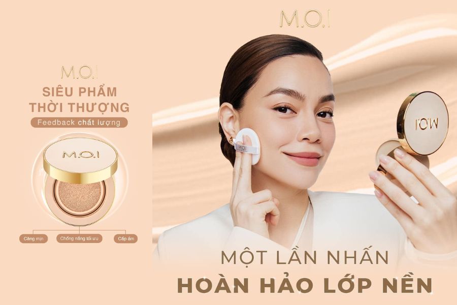 Người cầm hộp phấn trang điểm và bông phấn, với chữ "M.O.I" và thông điệp quảng cáo sản phẩm nền.