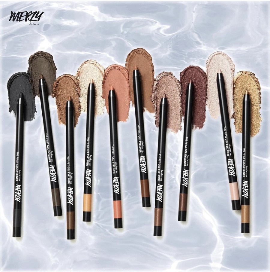 Bộ sưu tập bút kẻ mắt dạng gel với nhiều màu sắc khác nhau, kèm nền nước gợn sóng.