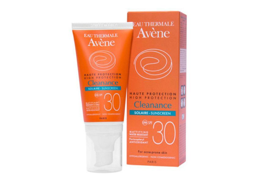 Tuýp kem chống nắng màu cam Avène với chỉ số SPF 30, đặt cạnh hộp cùng màu, thiết kế đơn giản.