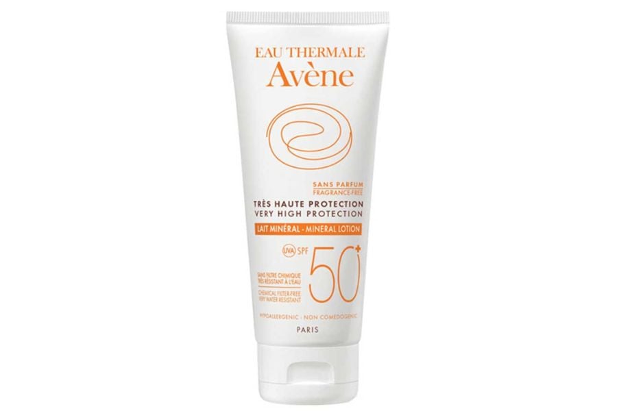 Tuýp kem chống nắng màu trắng, in dòng chữ "Avène" và "SPF 50+", dành cho da nhạy cảm.