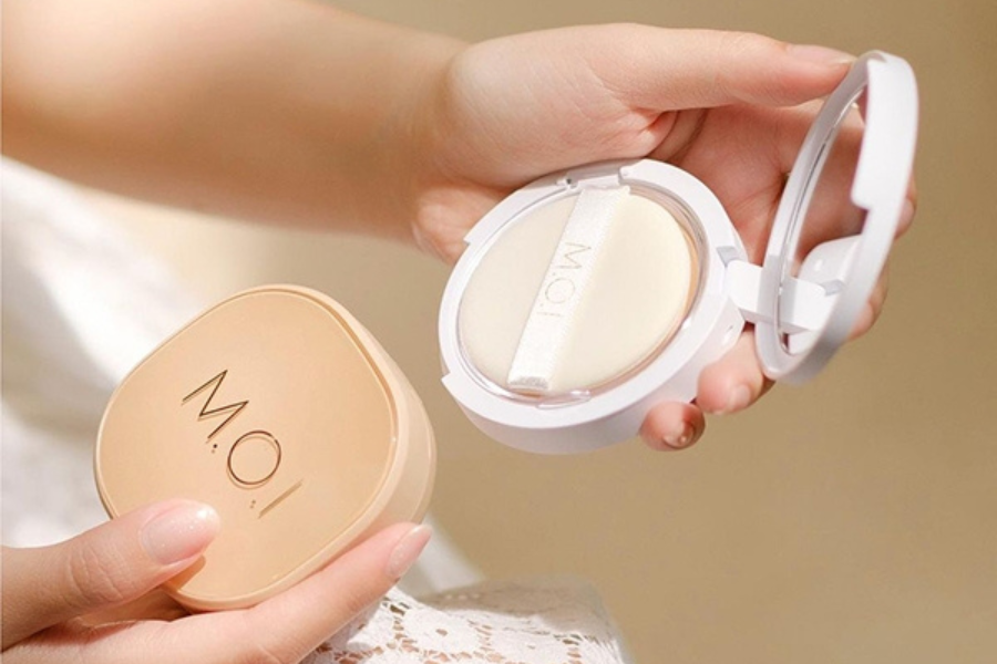 Thường xuyên dặm lại lớp trang điểm để lớp trang điểm lâu trôi