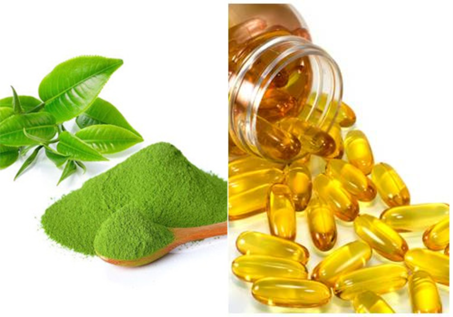 Bột xanh trong thìa gỗ và viên nang vàng từ lọ thủy tinh, thể hiện sự kết hợp tự nhiên và công nghệ.