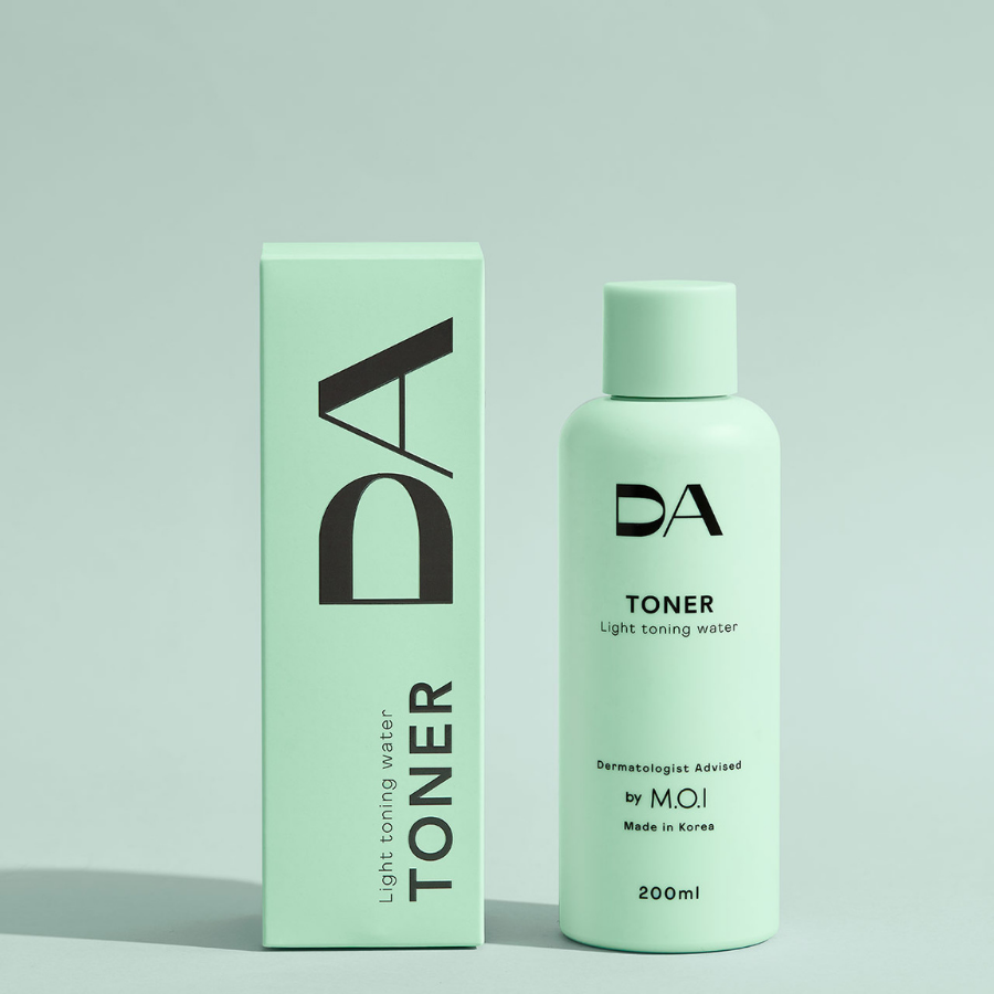 Chai toner và hộp màu xanh nhạt, in chữ "DA TONER", dung tích 200ml, xuất xứ Hàn Quốc.