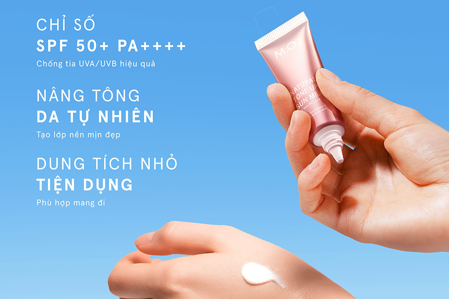 Người cầm tuýp kem chống nắng, một ít kem đã được thoa lên tay, nền trời xanh.