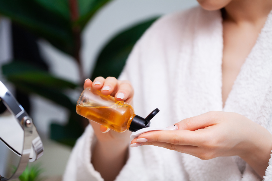 Cách thoa toner bằng bông tẩy trang