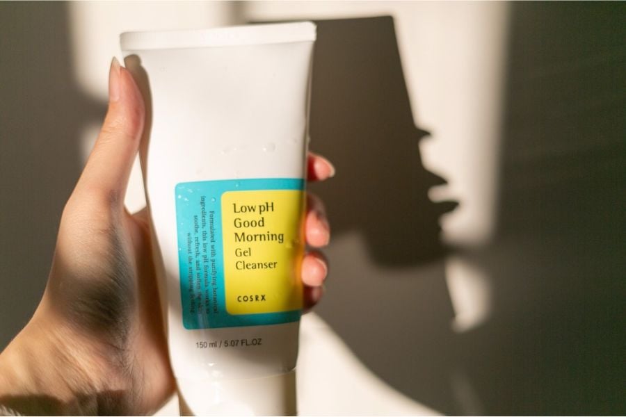 Kết-cấu-gel-của-sữa-rửa-mặt-Cosrx