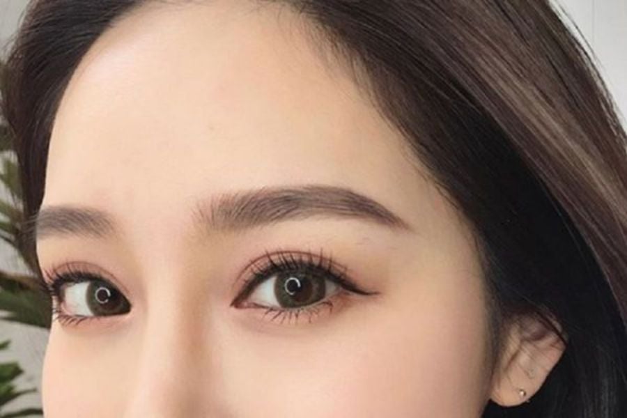 Cận cảnh đôi mắt người phụ nữ với lông mi dài và lông mày được chăm sóc kỹ lưỡng.