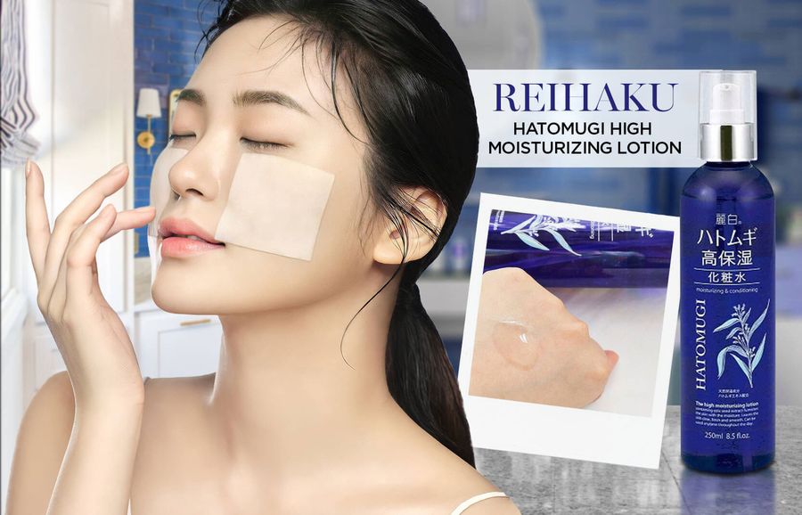 Người phụ nữ sử dụng miếng dưỡng ẩm trên mặt; chai dưỡng ẩm và ảnh chụp sản phẩm được hiển thị bên cạnh.