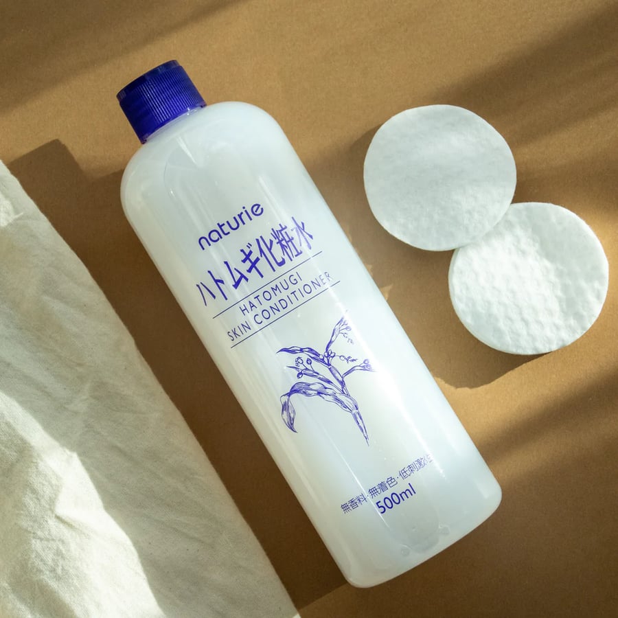 Thiết kế bao bì của toner Naturie Hatomugi Skin Conditioner