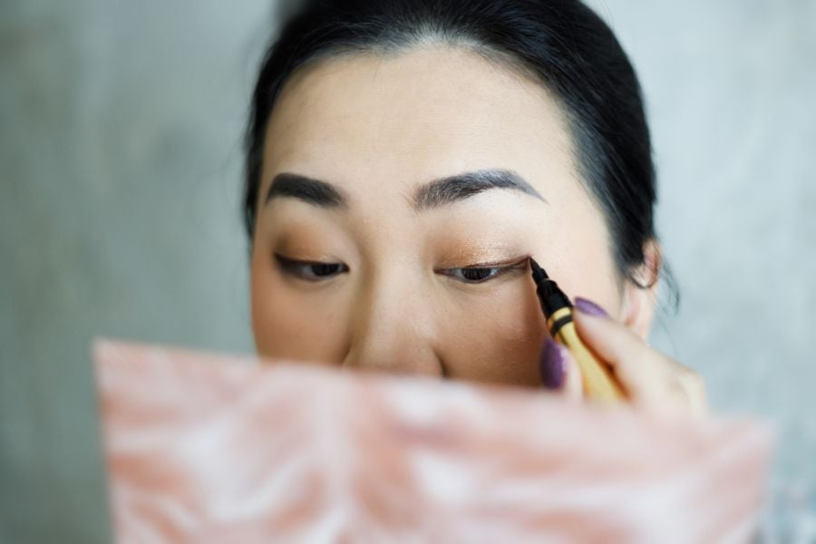Nên tự làm bút kẻ mắt hay chọn loại sẵn trên thị trường
