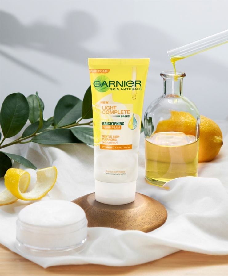 Loại 2: Garnier tạo bọt & sáng da Light Complete Vitamin C - Whip Foam.