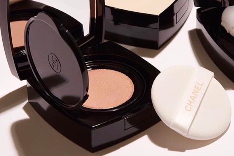 2-cac-san-pham-phan-nuoc-cua-thuong-hieu-chanel_0c66a3488f7c4201b2d97766282cdd78 Đánh giá phấn nước Chanel Les Beiges Healthy Glow Gel Touch Foundation