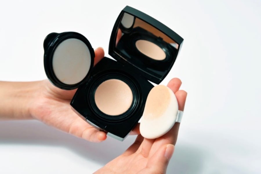 3-luu-y-khi-su-dung-va-bao-quan-phan-nuoc-chanel_f1224f9c57e7469f9cb58f8f326c56e4 Lưu ý khi sử dụng và bảo quản phấn nước Chanel