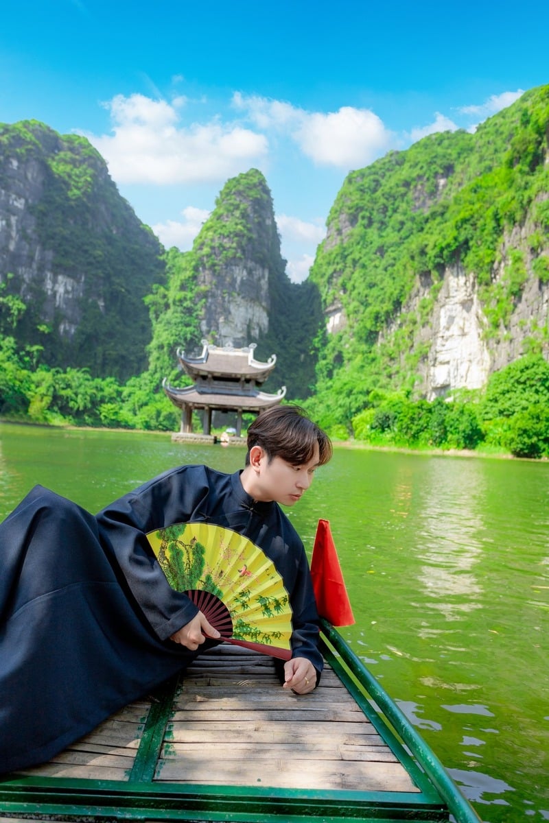 Tạo dáng nhìn xuống nước trên thuyền