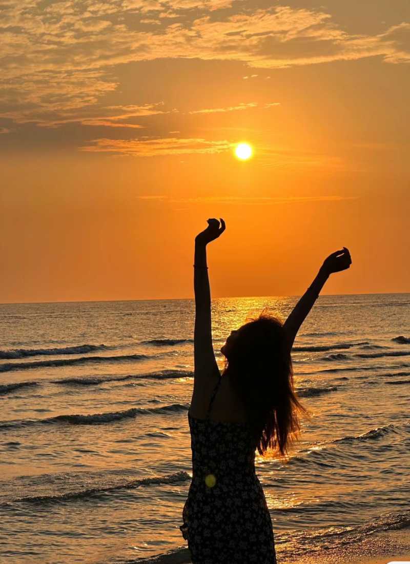 anh-di-bien-chup-sau-lung-_10__09508f8821f44ddaa286daa829a9d129 chụp ảnh đi biển từ sau lưng đẹp