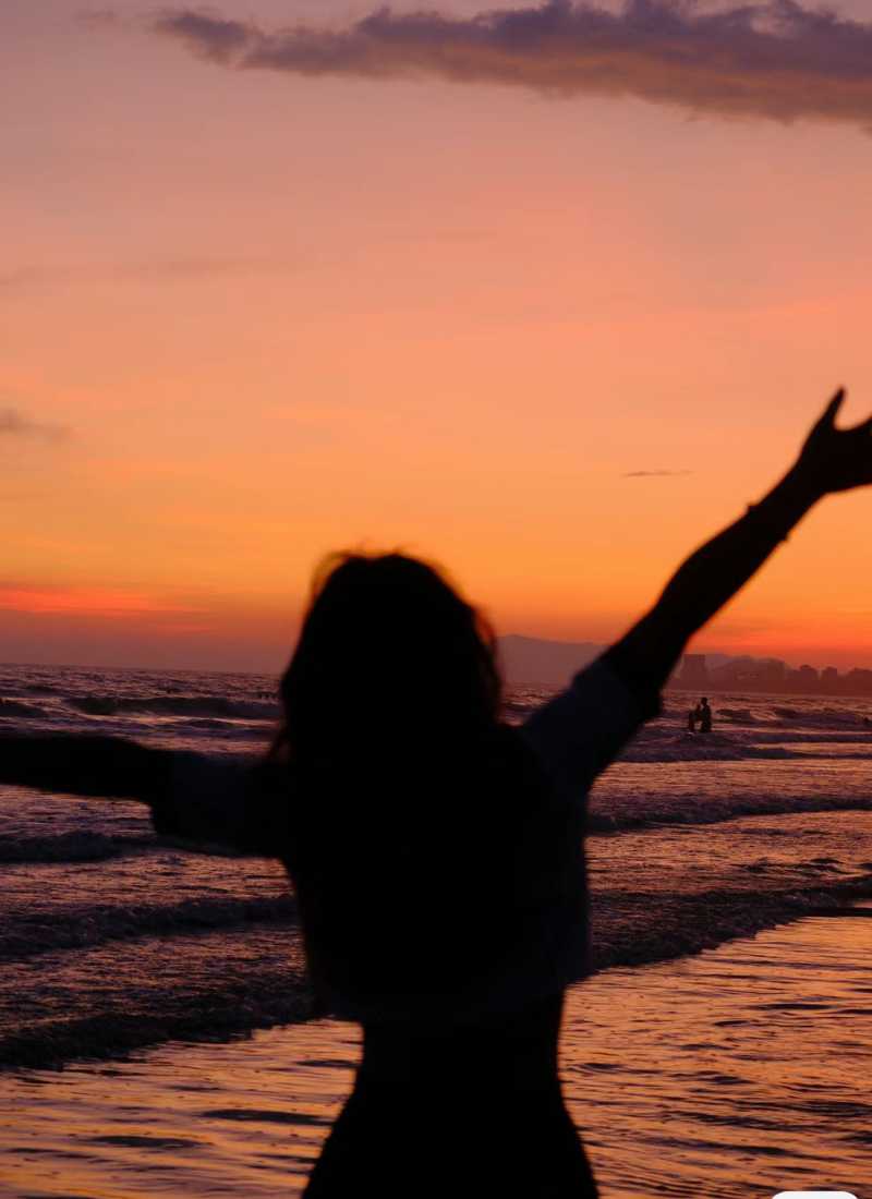 anh-di-bien-chup-sau-lung-_11__e825f9386aae497cbee6797ff5ebdd67 chụp ảnh đi biển từ sau lưng đẹp