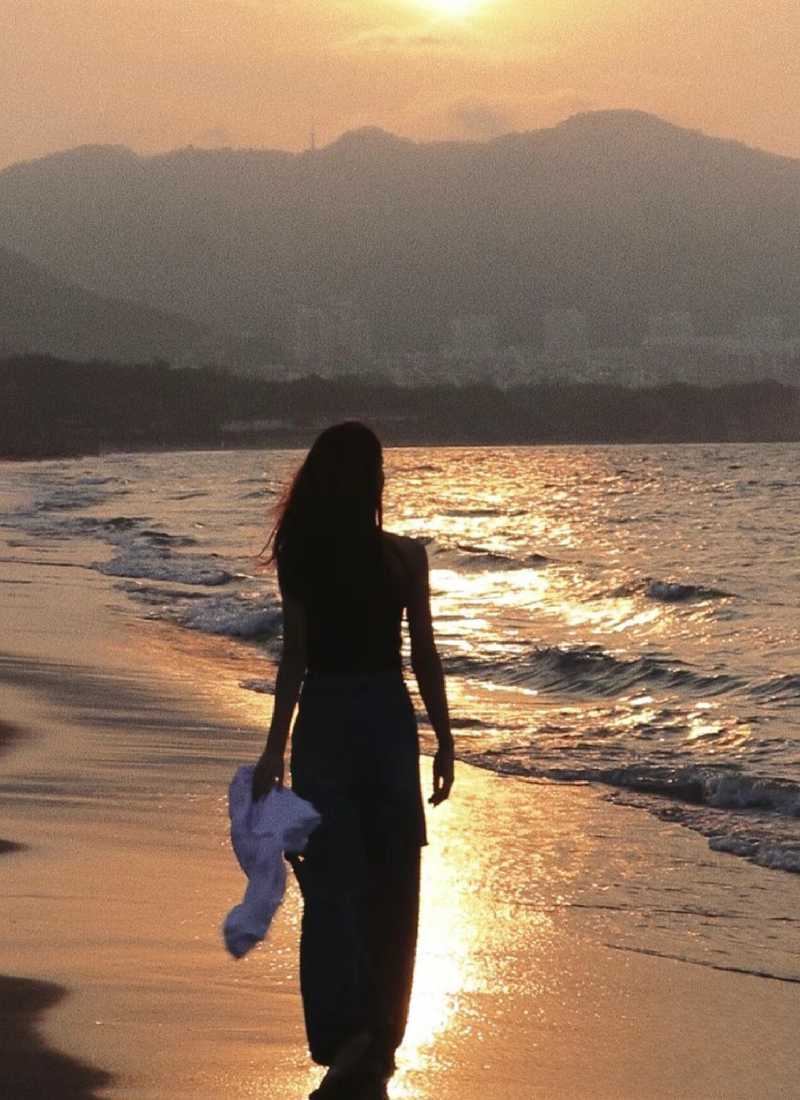 anh-di-bien-chup-sau-lung-_12__04ec916a7af3473cb55389ed063c4e51 ảnh đi biển chụp sau lưng đẹp