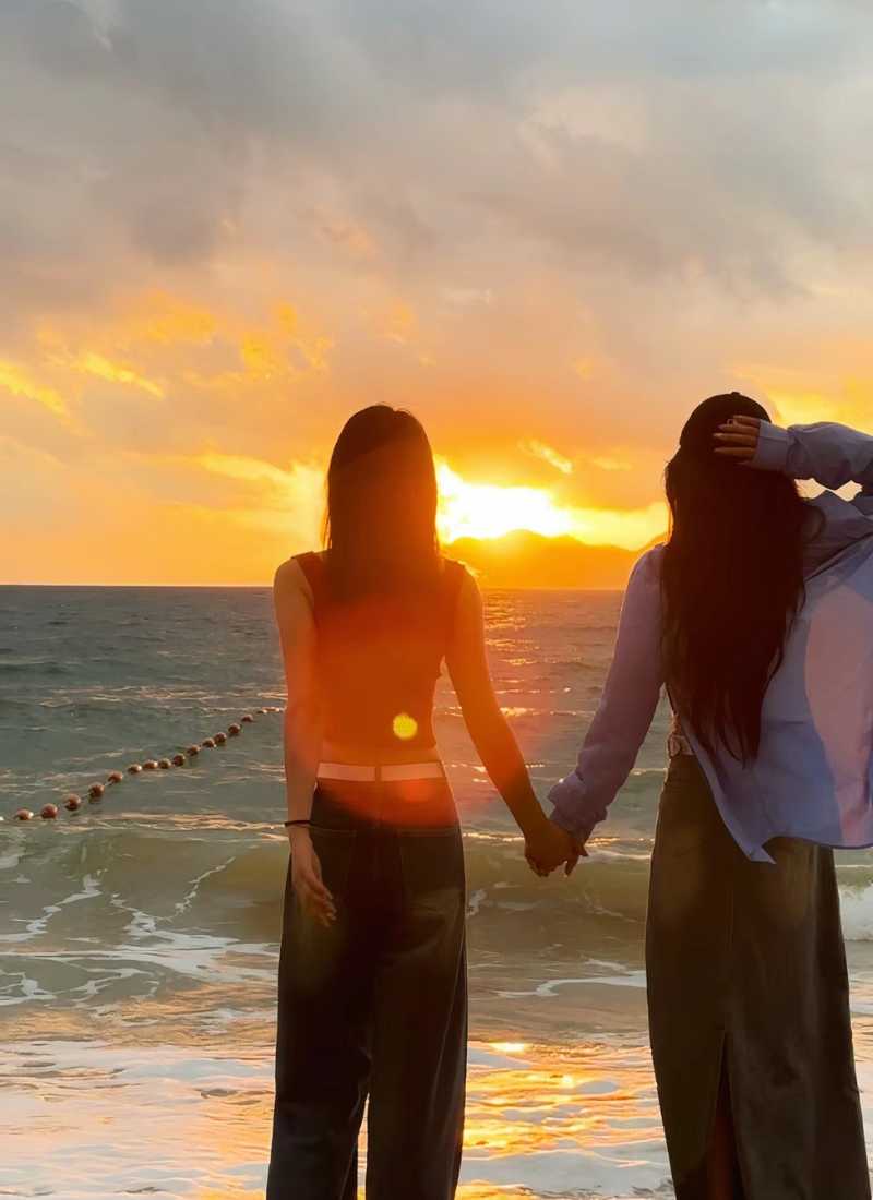 anh-di-bien-chup-sau-lung-_13__15195a6883d04c02b55935f799629df6 cách chụp ảnh đi biển từ sau lưng đẹp