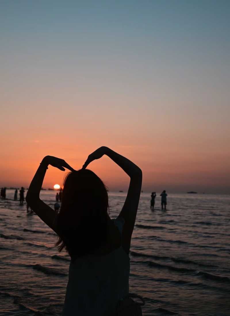 anh-di-bien-chup-sau-lung-_14__2b4e6dc341b84fb6a997762e40752693 ảnh đi biển chụp sau lưng