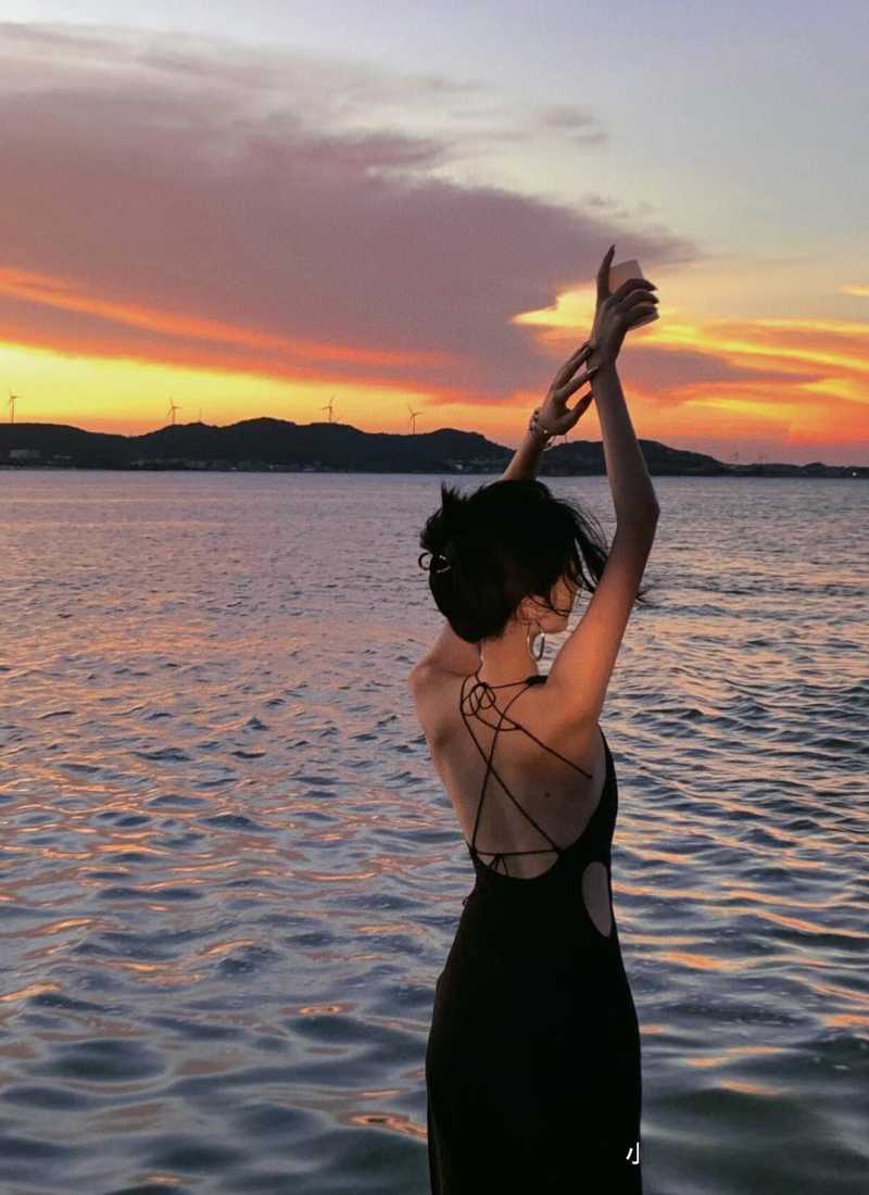 anh-di-bien-chup-sau-lung-_22__94b342e232ba4bbdbd23a717927c386a ảnh đi biển chụp sau lưng