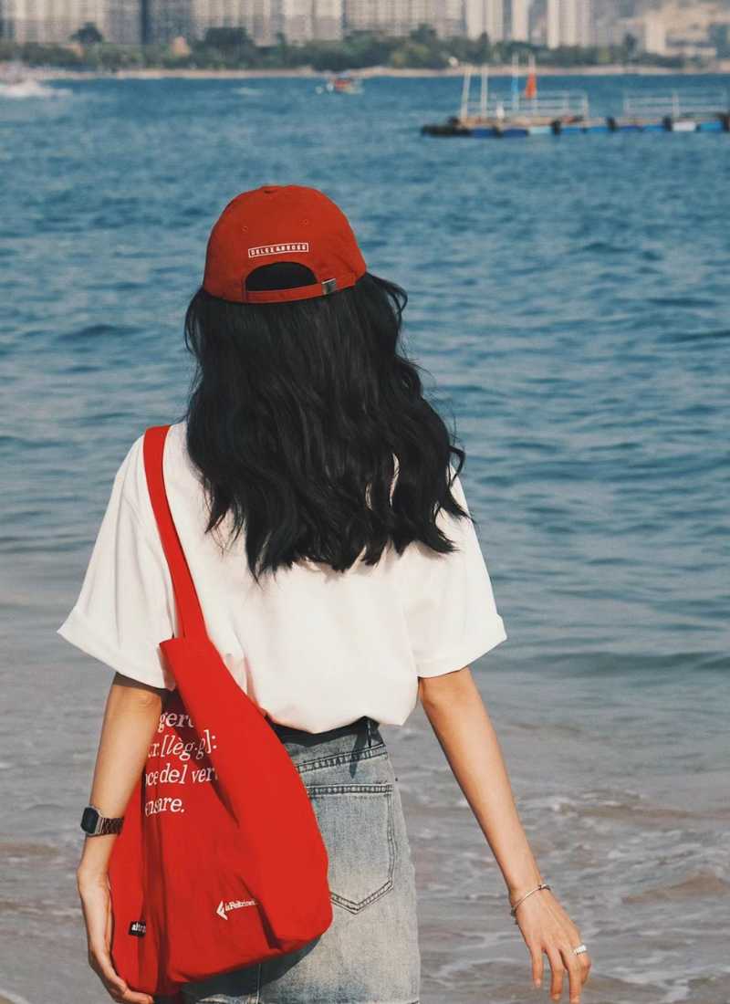 anh-di-bien-chup-sau-lung-_2__fe307045de844c9a865dc4b2b3b6479f ảnh đi biển chụp sau lưng đẹp