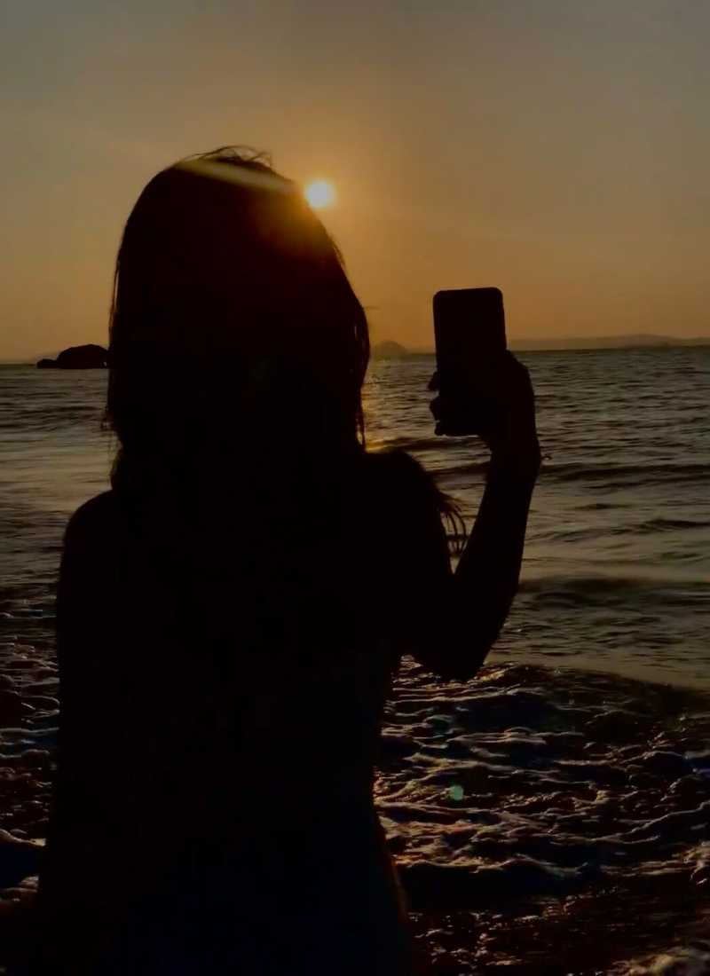 anh-di-bien-chup-sau-lung-_5__ae2618b69a344304b1ee91666d4eb483 ảnh đi biển chụp sau lưng