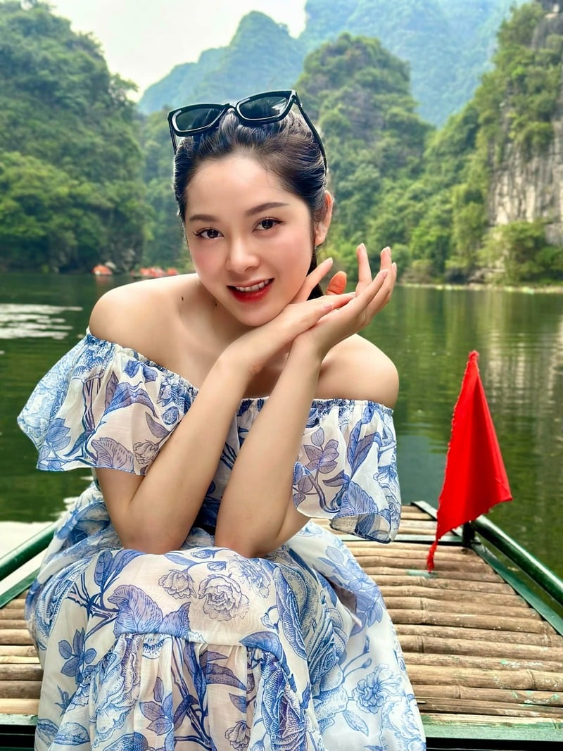 Tạo dáng tay đặt cằm