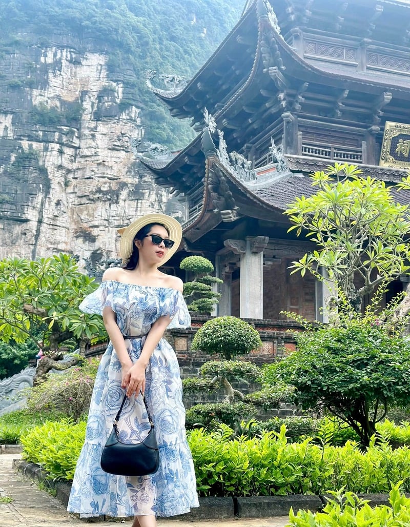 Tạo dáng đứng chéo chân