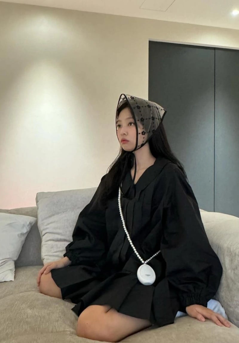 cach-phoi-phu-kien-voi-dam-den-7_c3e7b2cc23b14994935ef6b4eb6908cc đầm đen phối với khăn gì