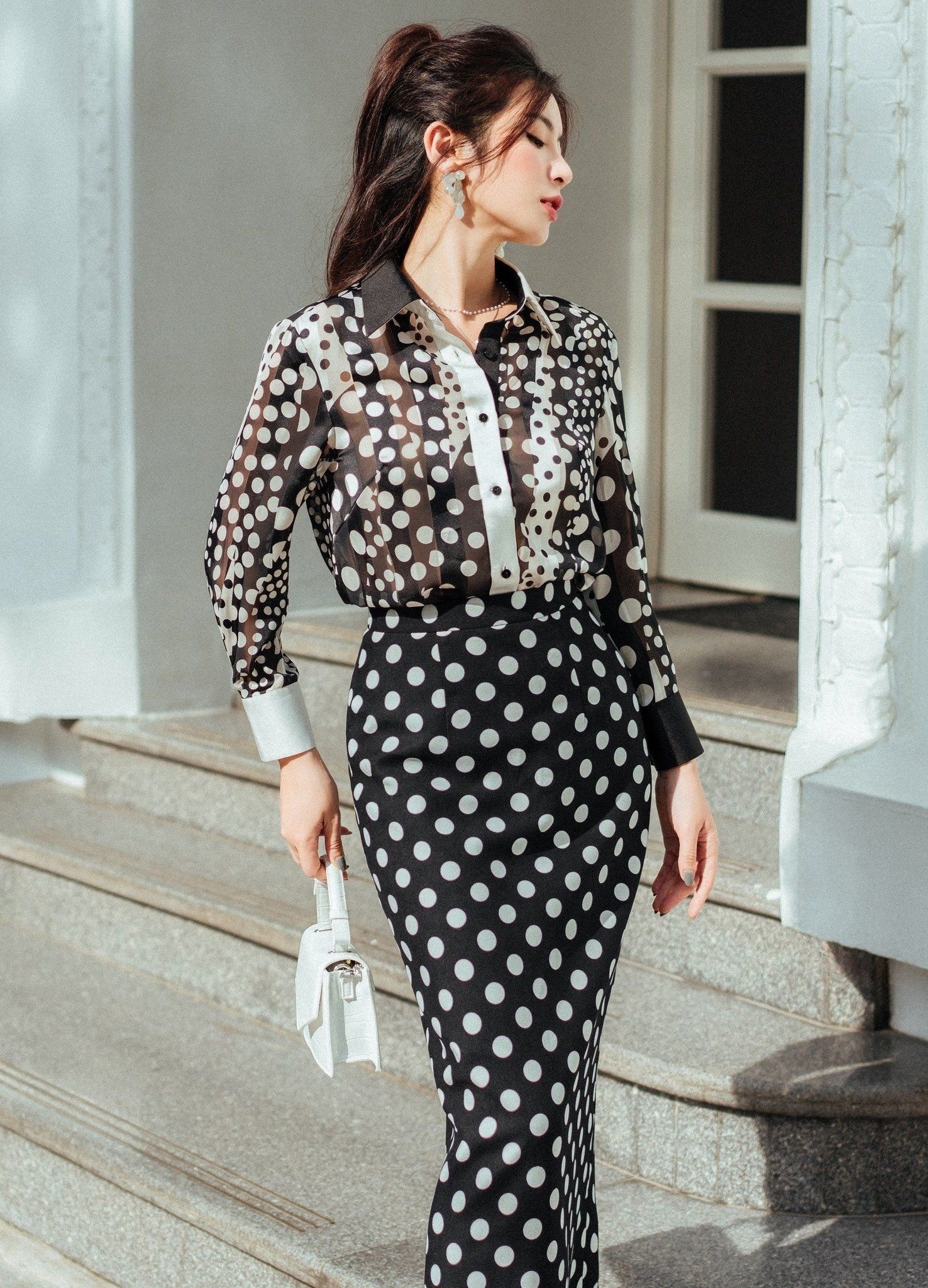 Chân váy chấm bi đen trắng + Áo sơ mi