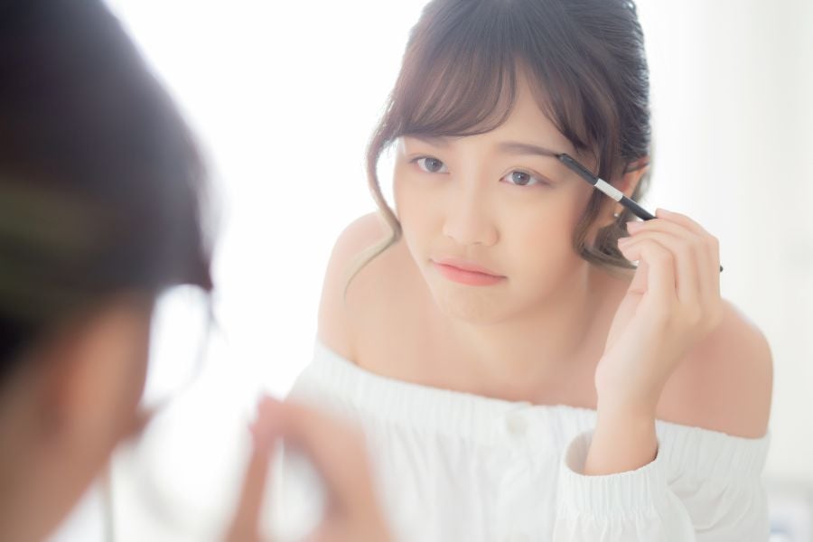 chan_may_phong_thuy_cho_mat_tron__3__d5af136879f34efcb7f3d28b12546a1c Xác định 3 điểm đầu, đỉnh và đuôi lông mày để định hình khuôn