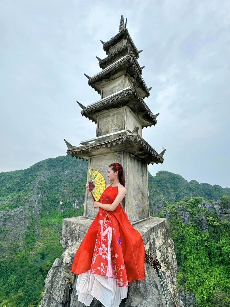 Đầm cổ yếm phối tầng