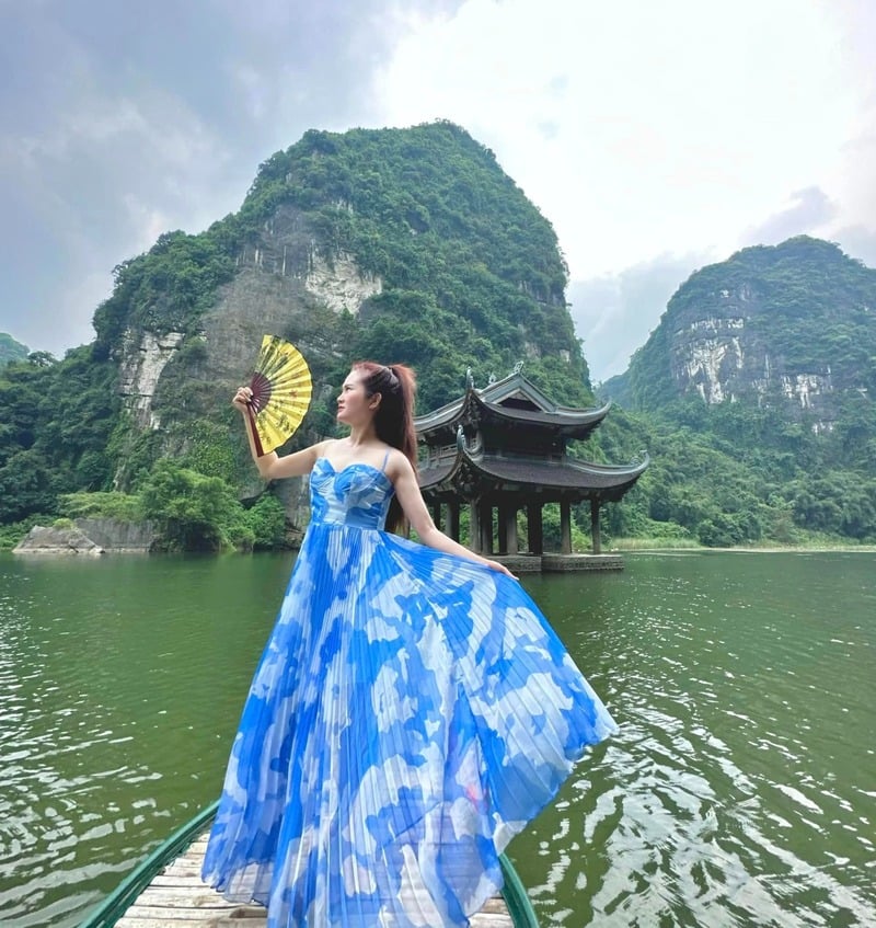 Đầm hai dây dáng xòe